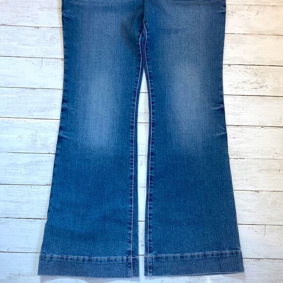 Wrangler Retro Women's Mid-Rise Denim Flare Leg Jeans Pants Size 9 X 32 - Picture 6 of 8
